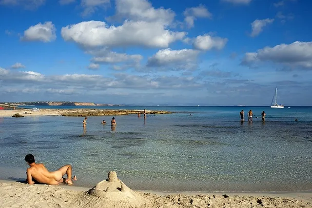 В Германии на крючок рыбака попался нудист