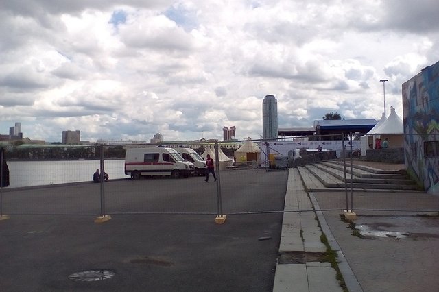 Парень упал с 45-метровой высоты в центре Екатеринбурга под овации зевак