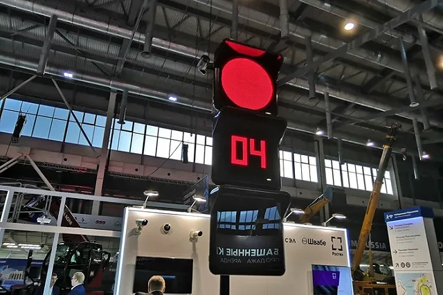 Губернатору области и главе Минстроя России показали лавочку и светофор будущего