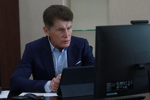 Пьяный сторож встретил губернатора Приморья, приехавшего проверять школу