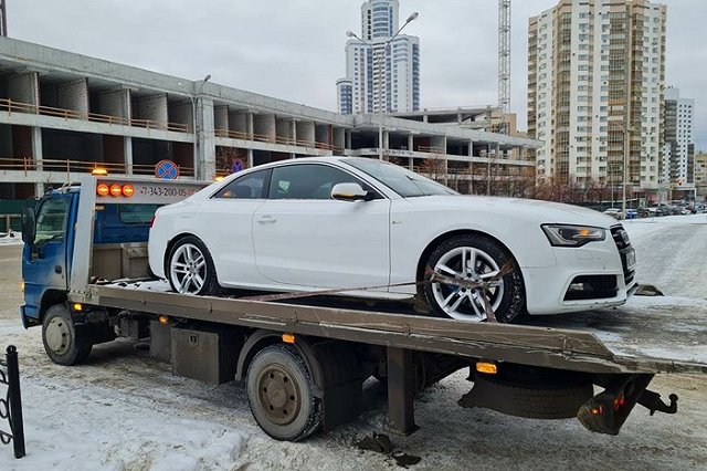 Екатеринбурженка решила продать детскую машинку Lexus, но лишилась своего Audi A5