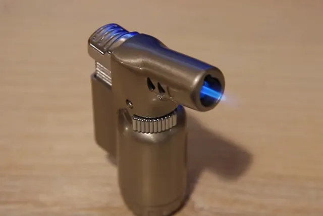 В екатеринбургском гипермаркете мальчик прожёг себе щёку зажигалкой