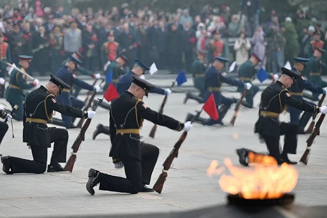 Губернатор Куйвашев возложил цветы к Широкореченскому военному мемориалу