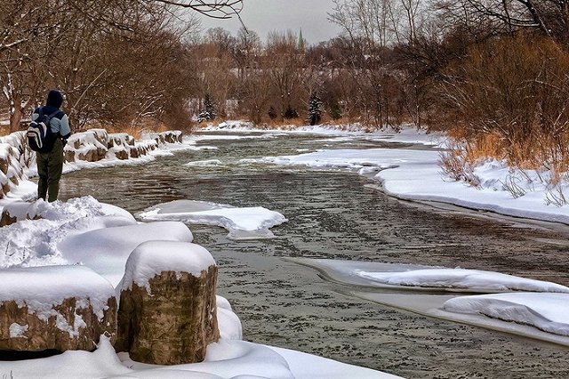 Под Екатеринбургом подростки прогулялись по очень тонкому льду