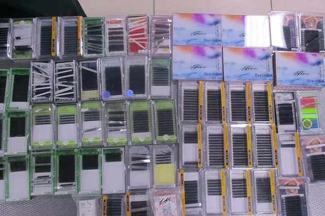 В Екатеринбург не разрешили ввезти четыре килограмма ресниц