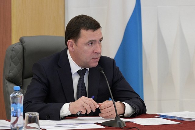 Куйвашев пообещал лично заделать яму возле дома свердловского ветерана, которому 99 лет