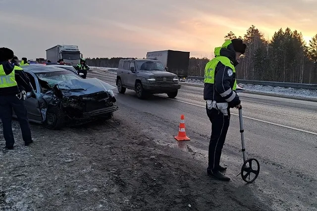 Водитель умер за рулем во время движения по ЕКАД