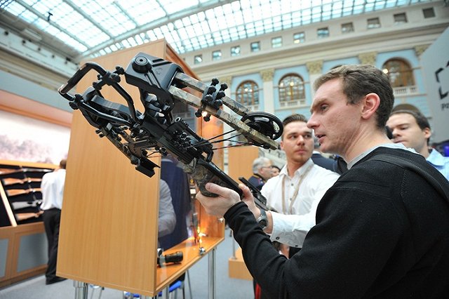 Житель Новоуральска из-за шума воды в трубах выстрелил в соседа из арбалета