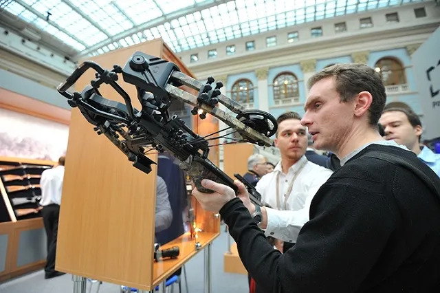 Житель Новоуральска из-за шума воды в трубах выстрелил в соседа из арбалета