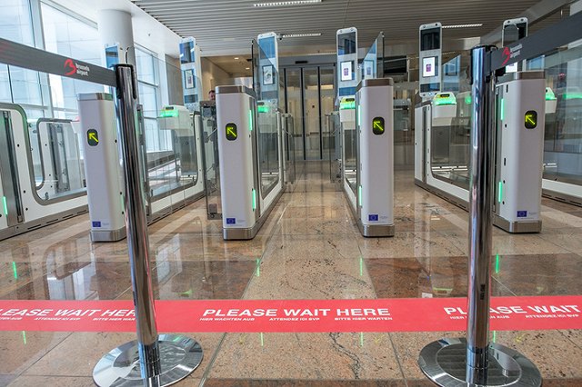 В Новосибирске пассажир сломал рамку металлодетектора, прорываясь на рейс