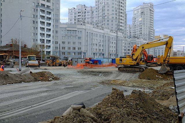 Легковушка влетела в дорожную технику в Челябинске, погиб экскаваторщик