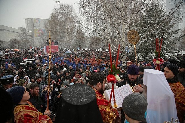 Участникам крестного хода показали «добрые дела» строителей храма-на-драме