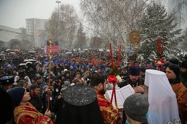 Участникам крестного хода показали «добрые дела» строителей храма-на-драме