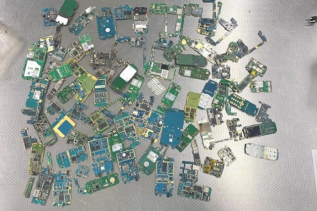 В Кольцово пассажиру не дали бесплатно ввезти будущий «Ремонт сотовых»