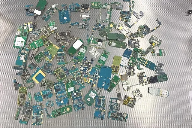 В Кольцово пассажиру не дали бесплатно ввезти будущий «Ремонт сотовых»