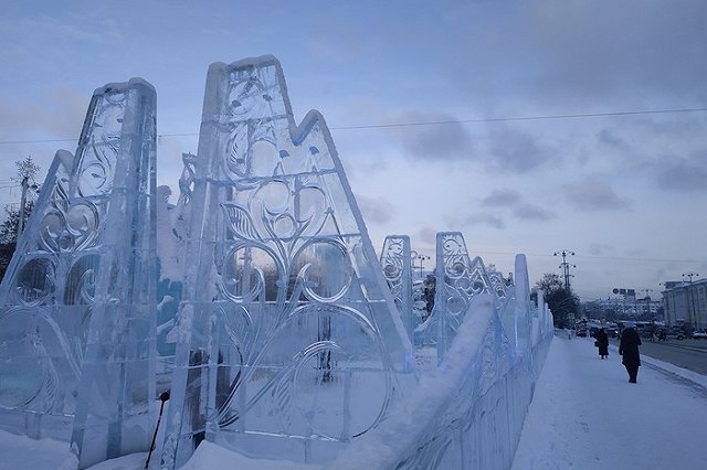 У Ледового городка после обрушения стены отпилили верхушки «айсбергов»