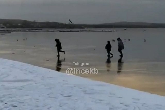 Дети играли на тонком льду Верх-Исетского пруда