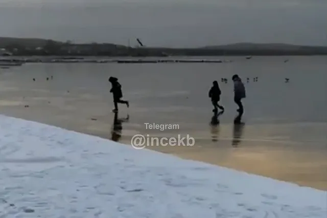 Дети играли на тонком льду Верх-Исетского пруда