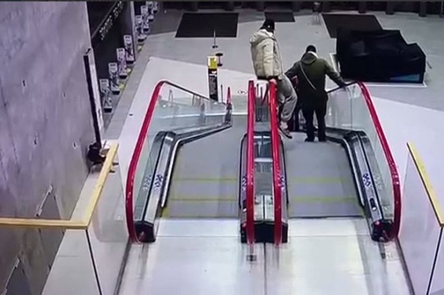 Несовершеннолетняя девушка госпитализирована в тяжелом состоянии после падения с поручня эскалатора