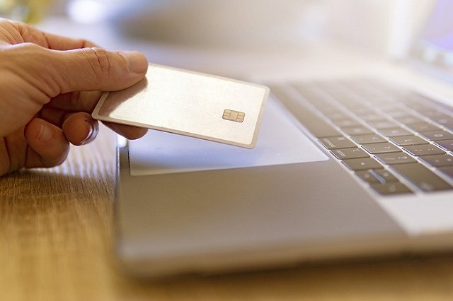 Мошенники начали запугивать россиян санкциями и предлагать кредиты по низким ставкам