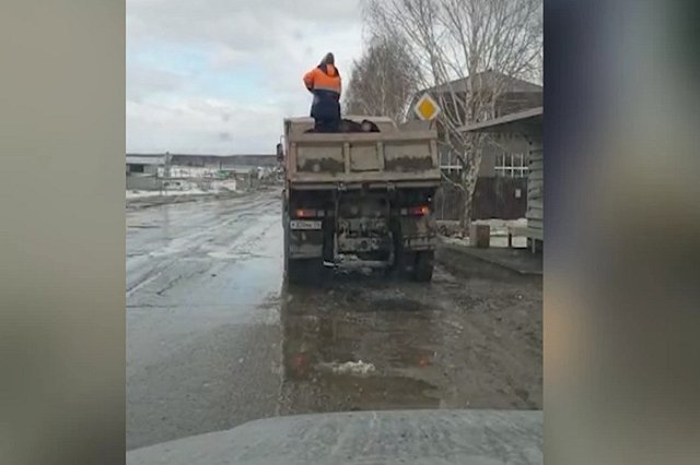 Лужа под асфальт? Екатеринбуржцев возмутил ремонт дороги