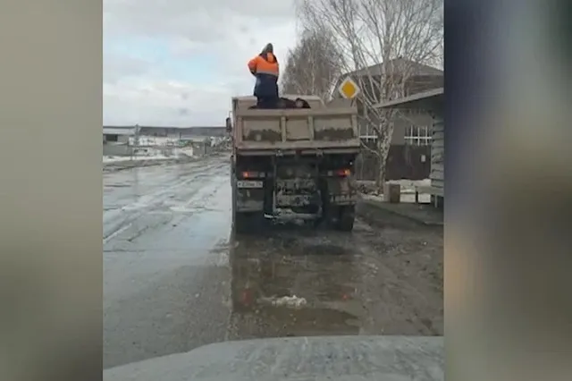 Лужа под асфальт? Екатеринбуржцев возмутил ремонт дороги