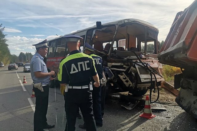 В Берёзовском автобус с пассажирами влетел в самосвал