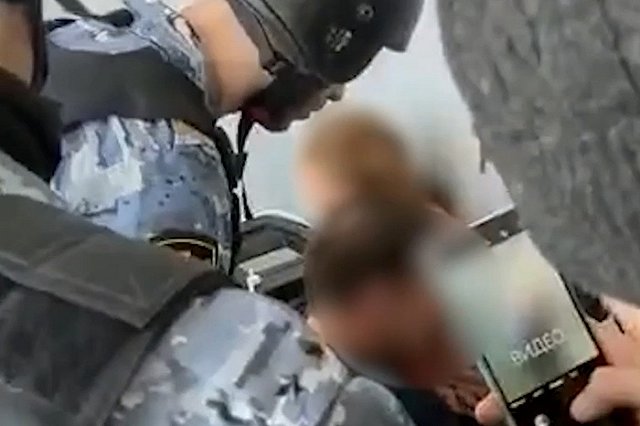 «Девочка боится возвращаться к матери»: в Екатеринбурге силовики отобрали дочь у отца