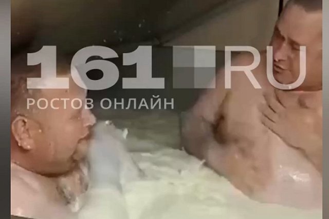 В Ростовской области фермер с другом-чиновником искупались в чане с молоком