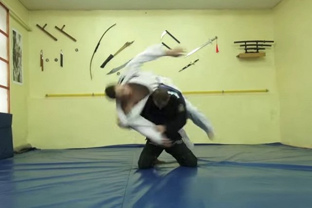 В Екатеринбурге школьный физрук избил отца ученицы