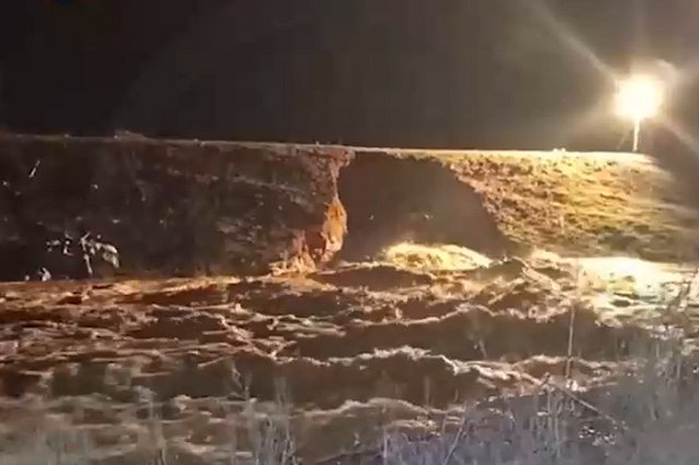 Эвакуировали тысячи людей: в Орске прорвало дамбу