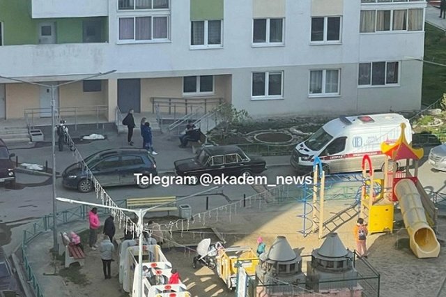 В Академическом из окна многоэтажного дома выпал мужчина