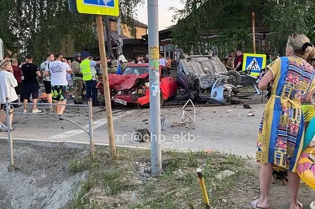 Пострадали 6 человек: молодой свердловчанин за рулём легковушки столкнулся с иномаркой