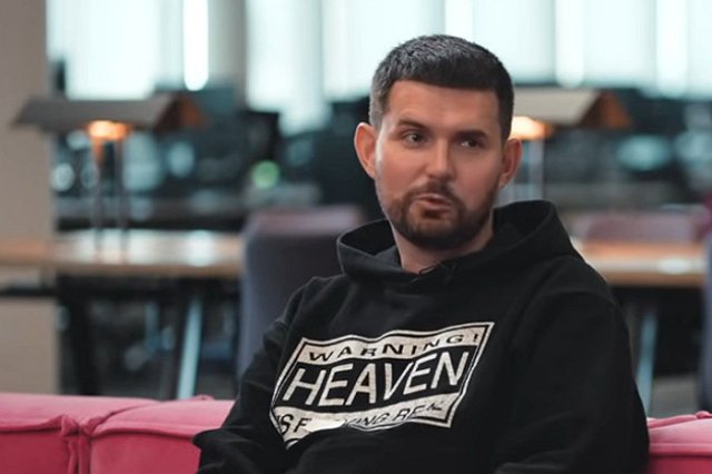 Рэпер Noize MC* вышел на сцену в футболке нацистского батальона «Азов» **