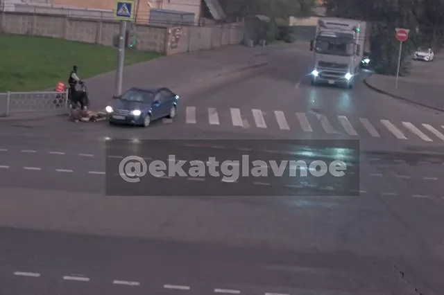 В Екатеринбурге парочка подростков на самокате протаранила автомобиль — видео