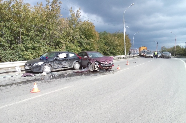 Иномарка вылетела на разделительную полосу и попала на &quot;встречку&quot; у &quot;Калины&quot;