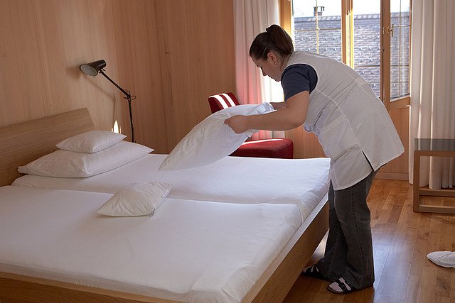 Постояльца британского отеля арестовали за «агрессивное мытье полов»