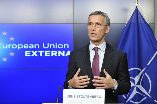 Генсек НАТО заявил о концентрации войск по обе стороны границы Украины