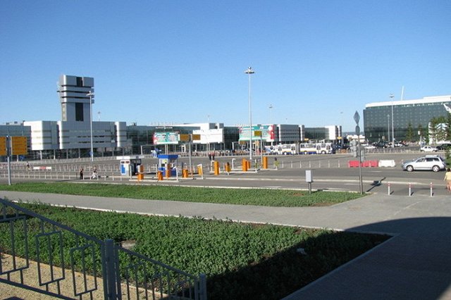 Утром в Кольцово принципиальный водитель устроил огромную пробку