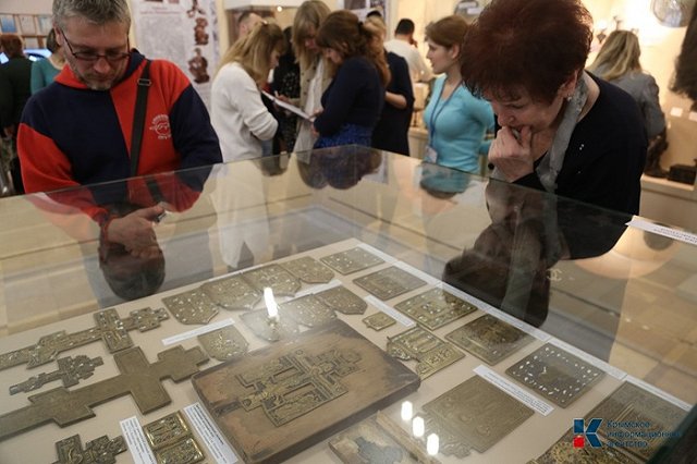 В Симферополе на выставке уральских мастеров показали красоту работ по металлу