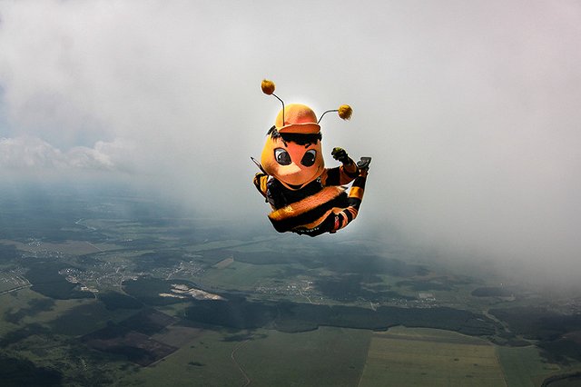 Талисман футбольного «Урала» под интермедию «Полет шмеля» прыгнул с парашютом