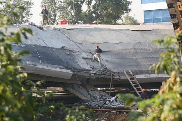 Груженый «КамАЗ» разрушил ветхий мост в Свердловской области