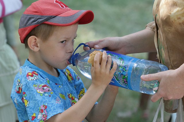 В магазинах Камышлова вода закончилась. Жители выстроились к колонкам