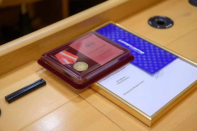 Трех свердловских школьников наградили за спасение жизней