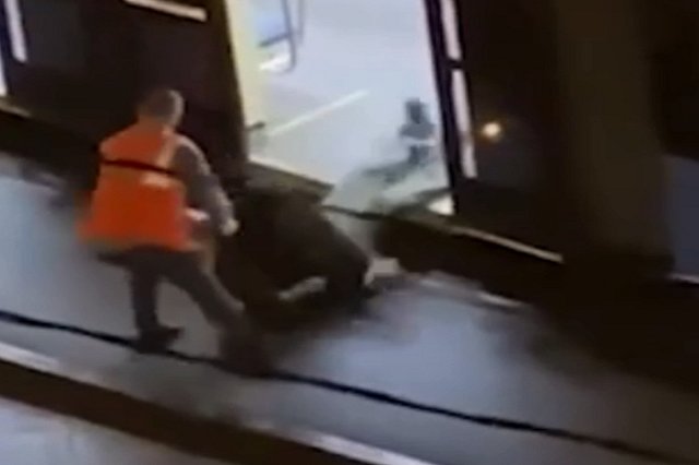 В Москве водитель трамвая пинком выгнал пассажира из салона — видео