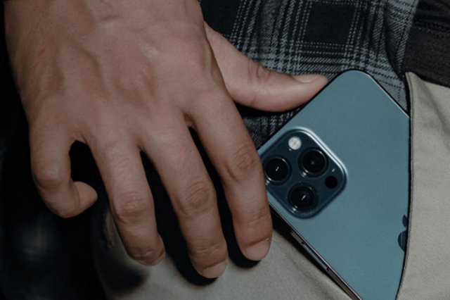 В Екатеринбурге странный мужчина обнимает женщин и ворует их телефоны в автобусах