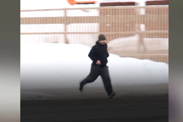 Свердловчане рассказали о странном мужчине, который пристаёт к прохожим