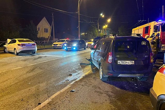 Девочка-подросток пострадала в аварии на улице Пархоменко в Екатеринбурге