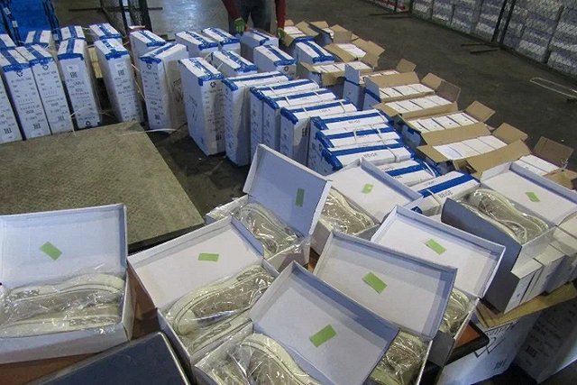 Таможенники не пропустили на рынок Екатеринбурга 384 пары китайских кроссовок