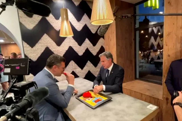 Глава МИД Украины рассказал Блинкену, как спасался от похмелья едой из McDonald’s